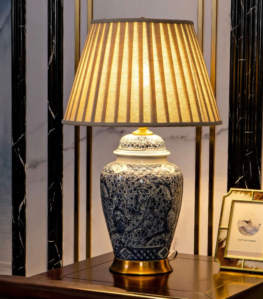 Blu Lampada da Tavolo "Cina Resort" - in Ceramica Tradizionale Cinese e rifiniture Classiche. Elevai camera o salotto ad un livello di Charm Superiore!
