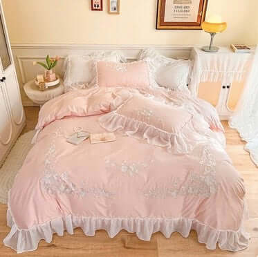 Set Biancheria da Letto "Principessa Fior Ricamo" impreziosito da ricami floreali delicati e volant. Solo per piccole Principesse!