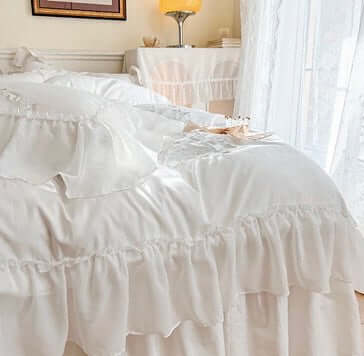 Set Biancheria da Letto "Principessa Fior Ricamo" impreziosito da ricami floreali delicati e volant. Solo per piccole Principesse!
