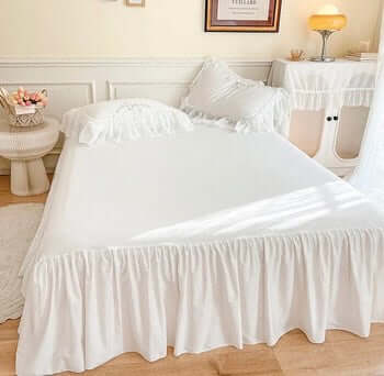 Set Biancheria da Letto "Principessa Fior Ricamo" impreziosito da ricami floreali delicati e volant. Solo per piccole Principesse!