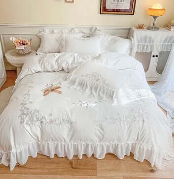 Set Biancheria da Letto "Principessa Fior Ricamo" impreziosito da ricami floreali delicati e volant. Solo per piccole Principesse!
