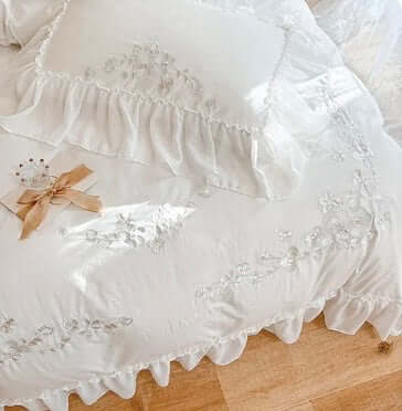 Set Biancheria da Letto "Principessa Fior Ricamo" impreziosito da ricami floreali delicati e volant. Solo per piccole Principesse!