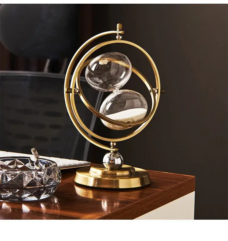 Clessidra "Sand St. Tropez" - Ornamento laccato in oro e fattura mirabile.