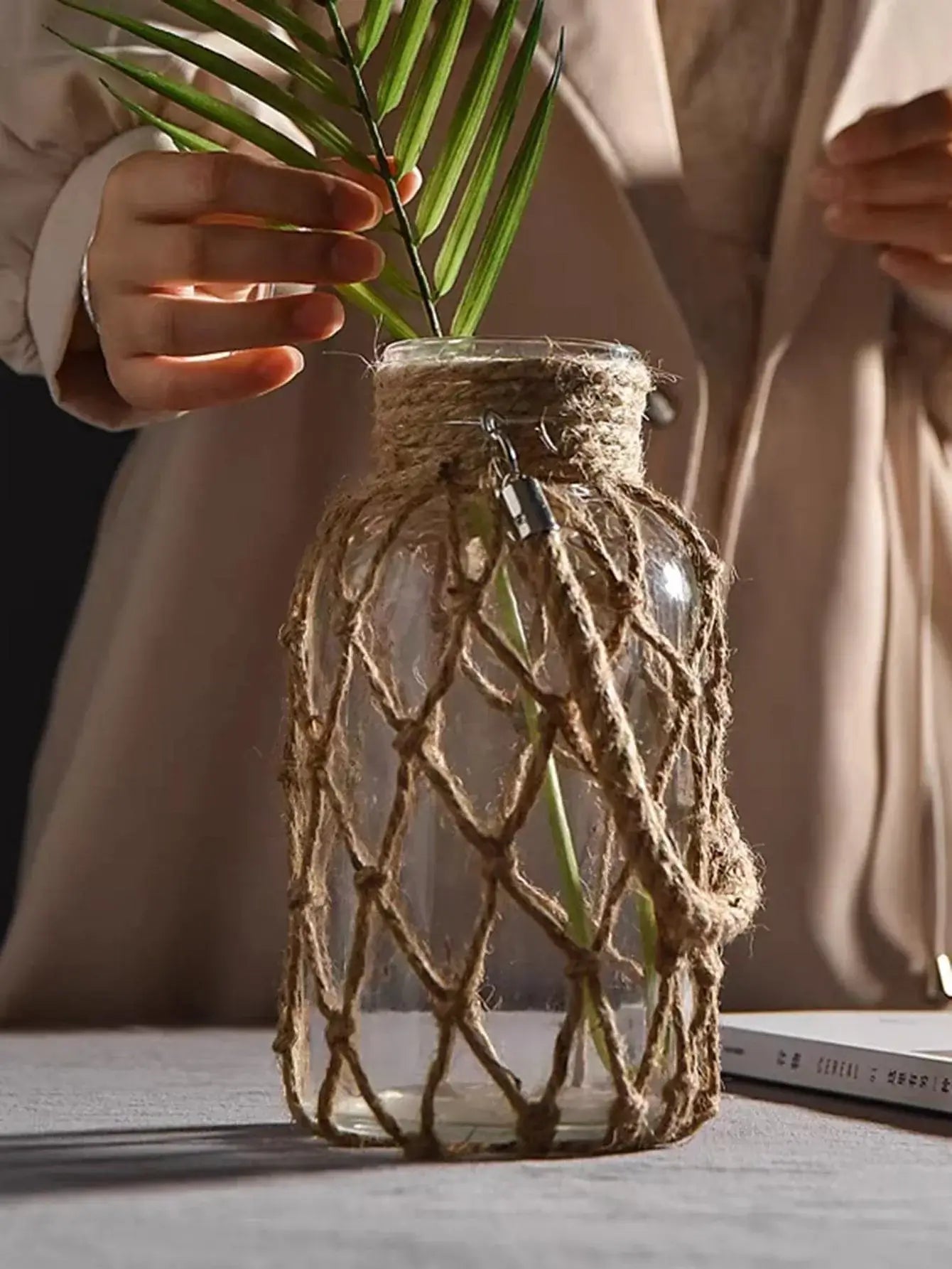 Vaso di Vetro "Intrecciato Safari" - in vetro soffiato e corda decorativa intrecciata. Ti porterà le sensazioni del mare e del selvaggio!