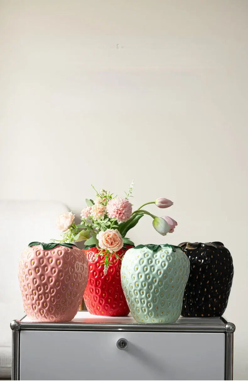 Vaso Realismo "Fragola Cartoon" - in ceramica Stile Iper-realista - Un pezzo unico che spiccherà nella tua stanza.