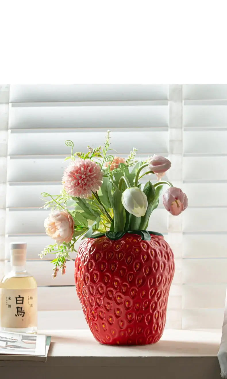 Vaso Realismo "Fragola Cartoon" - in ceramica Stile Iper-realista - Un pezzo unico che spiccherà nella tua stanza.