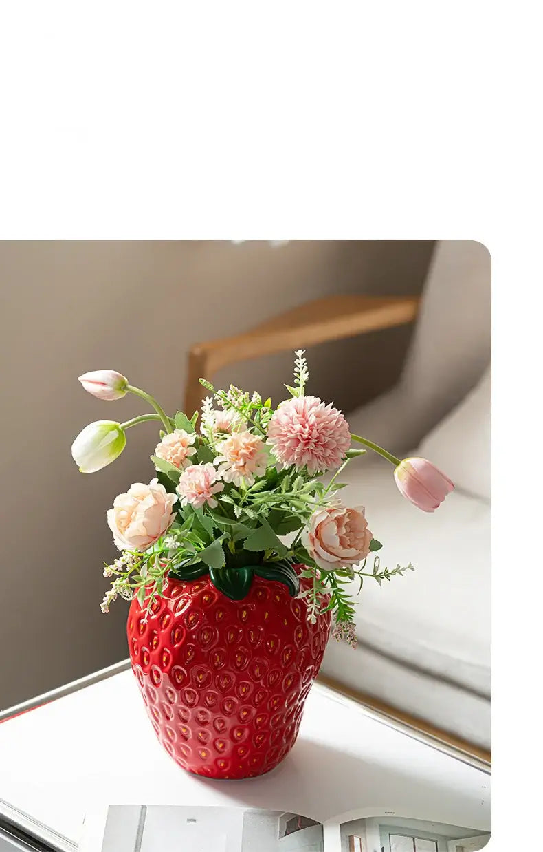 Vaso Realismo "Fragola Cartoon" - in ceramica Stile Iper-realista - Un pezzo unico che spiccherà nella tua stanza.