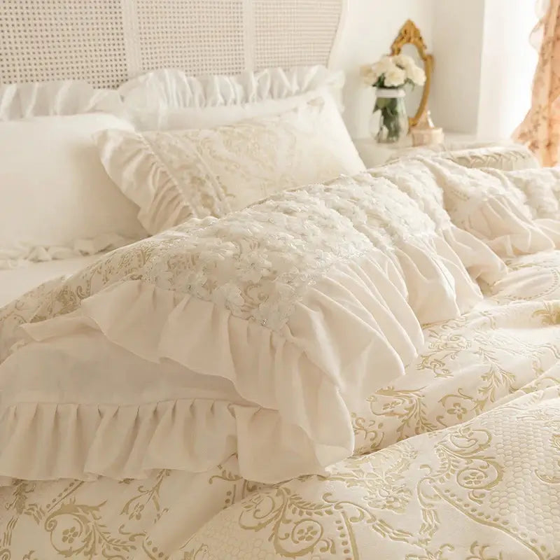 Set Biancheria da Letto "Principessa Greche di Gigli" con cuscini impreziositi da ricchi ricami. Per aggiungere un tocco lussureggiante!