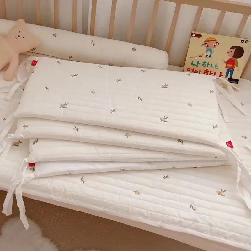 Set Cuscino Antiurto "Teddy Ricami" per culla - 4 pezzi 30x120 cm