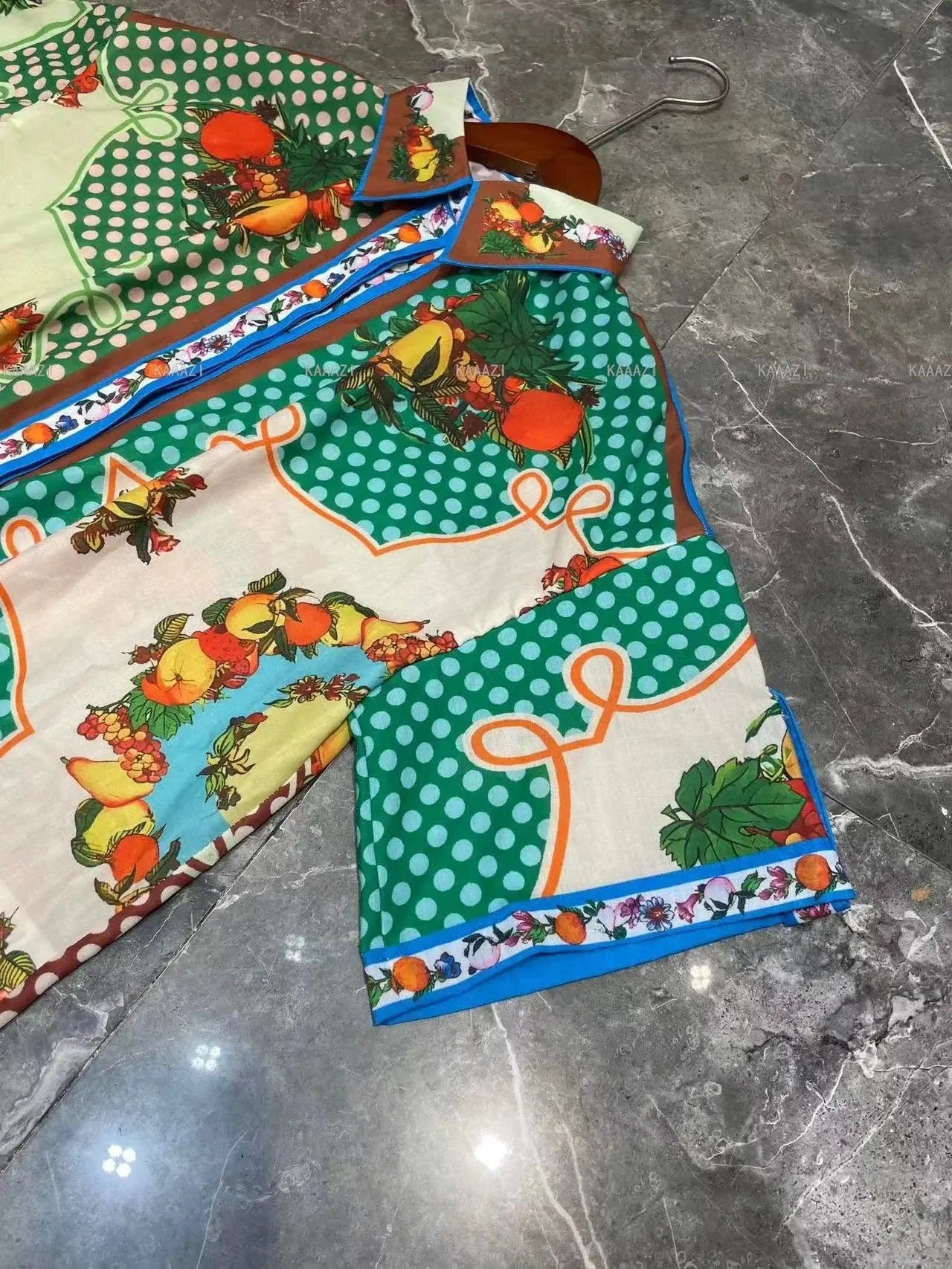 Pigiama "Sicily Satin" - in Satin Stampato con trama stile Siciliano Mediterraneo.
