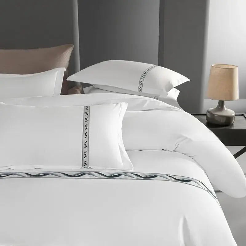 Set Biancheria da Letto "Minimal St. Tropez" - in Cotone Egiziano e Ricami minimalisti