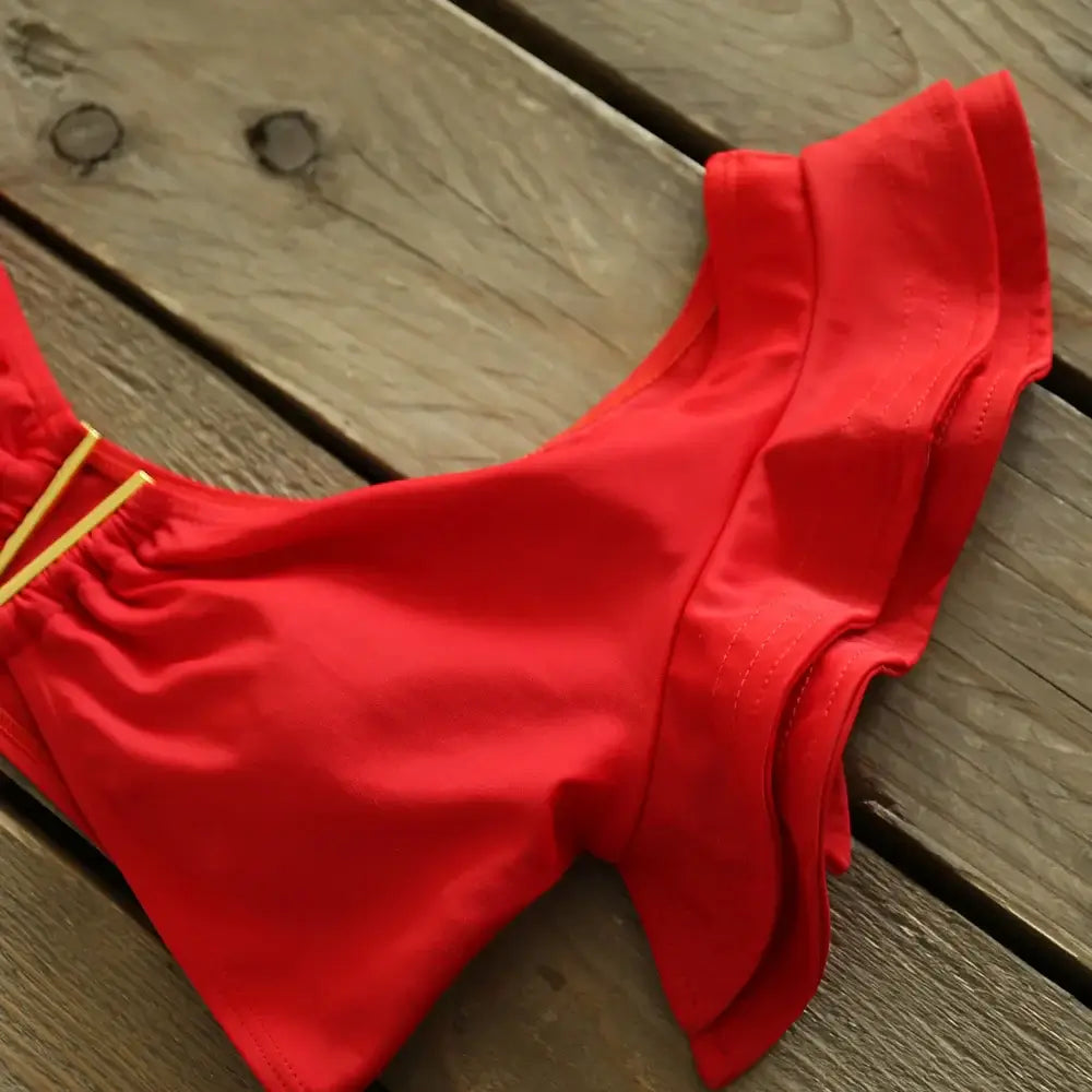 Costume due pezzi "Capri Resort" - Solido con design a volant monospalla a Vita Alta.