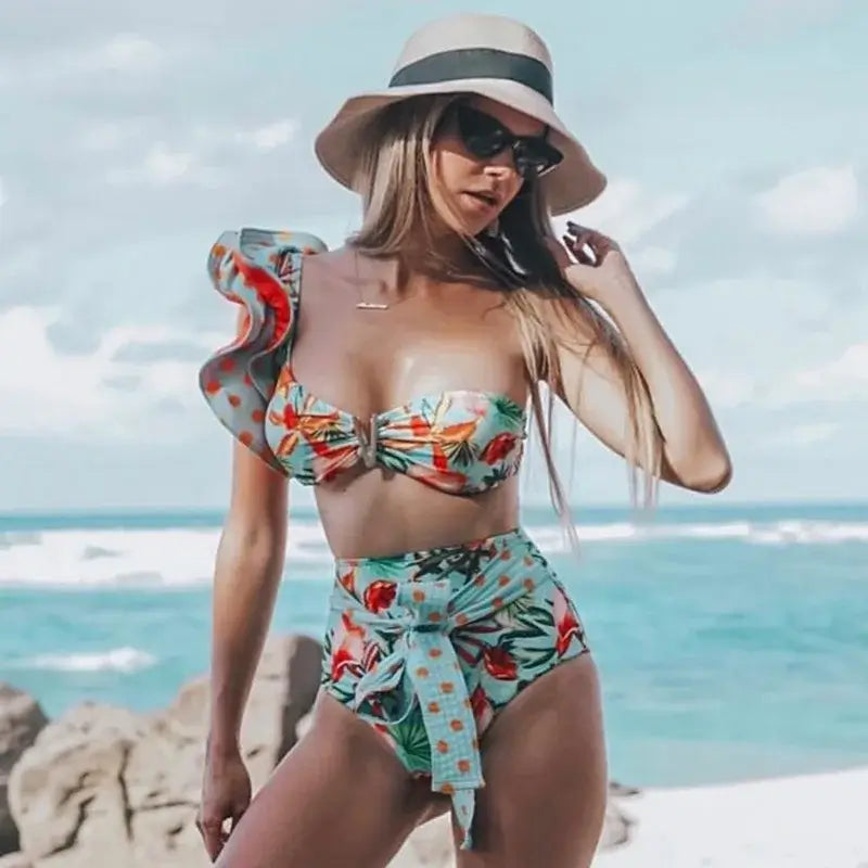 Costume due pezzi "Capri Resort" - Solido con design a volant monospalla a Vita Alta.