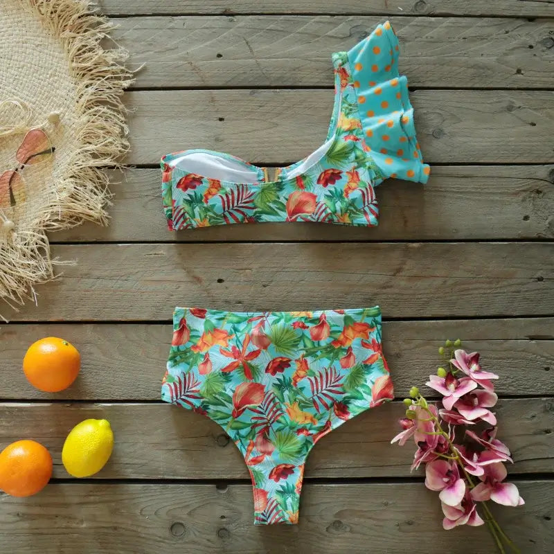 Costume due pezzi "Capri Resort" - Solido con design a volant monospalla a Vita Alta.