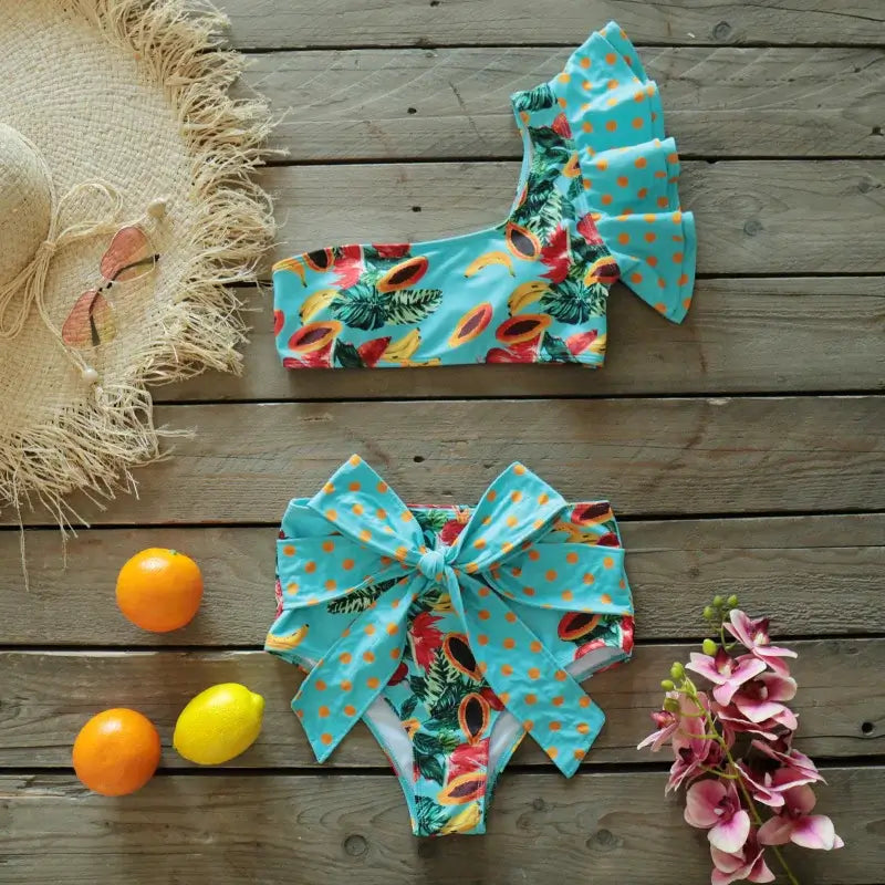 Costume due pezzi "Capri Resort" - Solido con design a volant monospalla a Vita Alta.