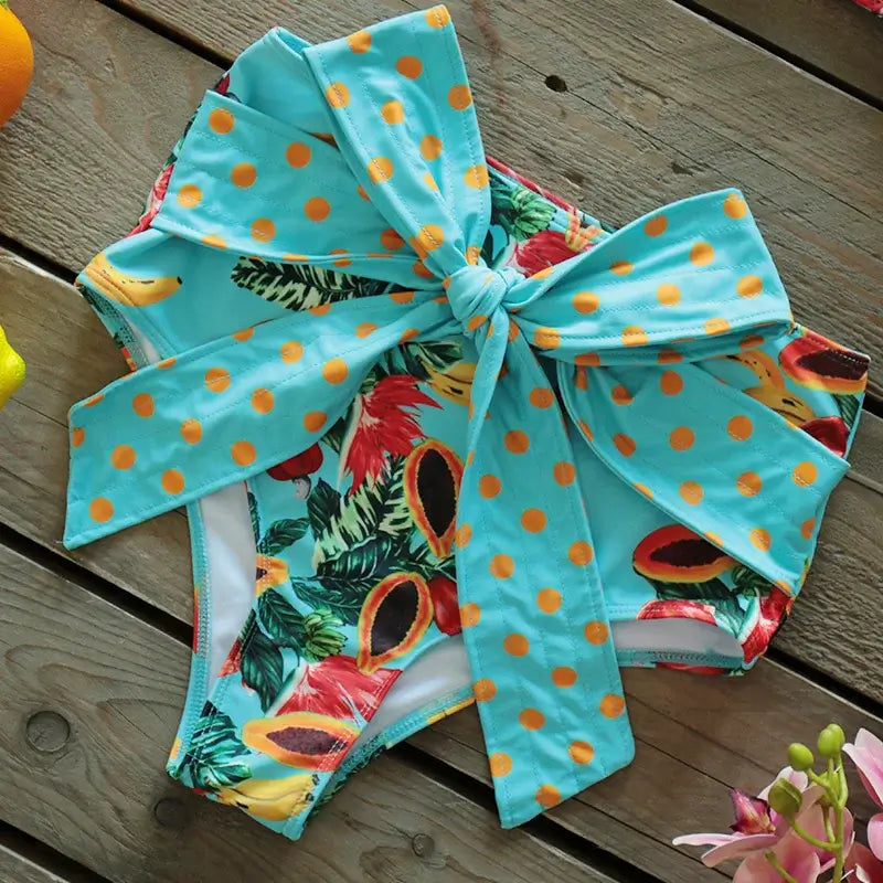 Costume due pezzi "Capri Resort" - Solido con design a volant monospalla a Vita Alta.