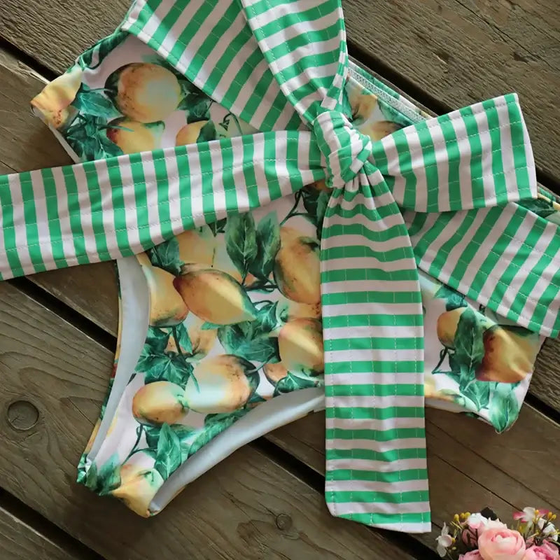 Costume due pezzi "Capri Resort" - Solido con design a volant monospalla a Vita Alta.