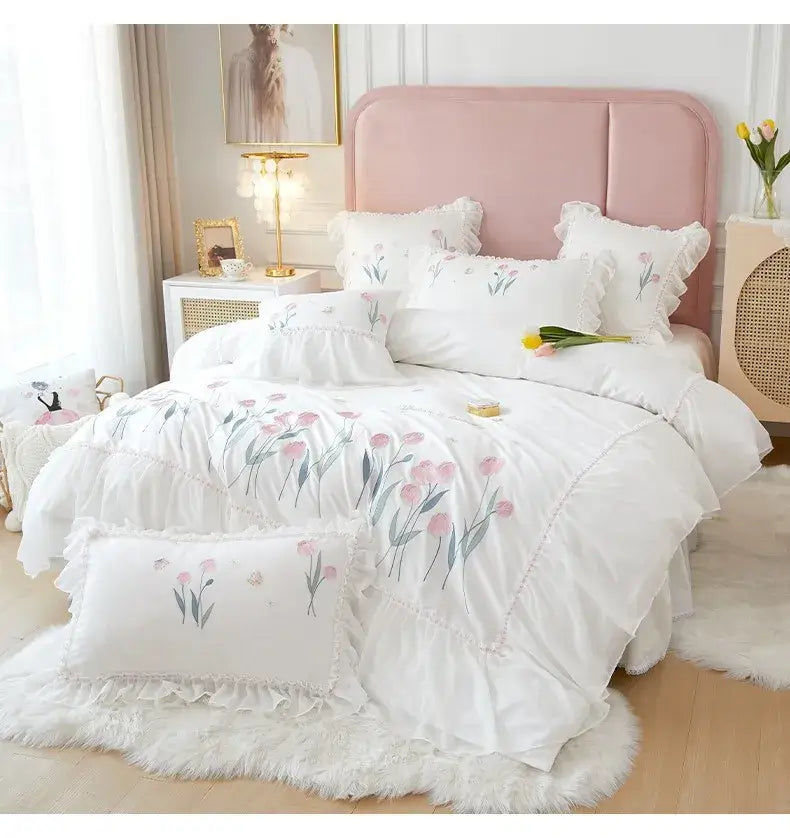 Set Biancheria da Letto "Principessa Tulipani" - per un tocco primaverile impreziosito da fini ricami e dettagli di pregio