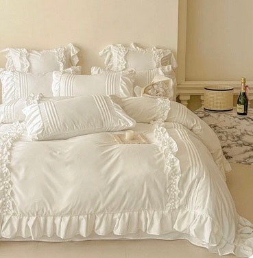 Set Biancheria Letto "Principessa Glicine" - un look total white impreziosito da grappoli di tessuto dal gusto Bohemien. Disponibile in diversi colori.