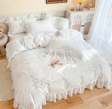 Set Biancheria da Letto "Principessa Fior Ricamo" impreziosito da ricami floreali delicati e volant. Solo per piccole Principesse!