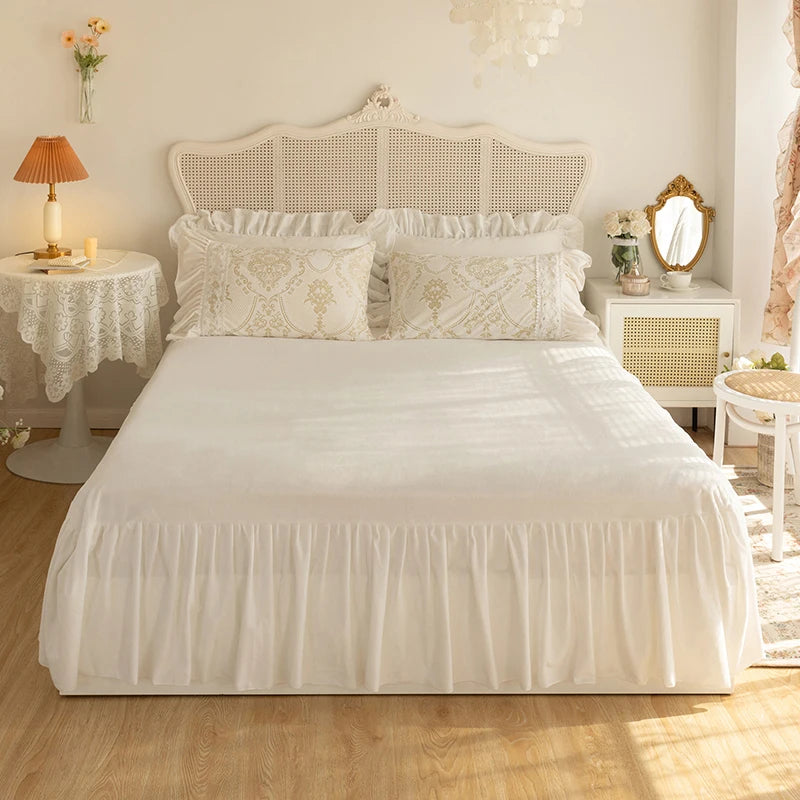 Set Biancheria da Letto "Principessa Greche di Gigli" con cuscini impreziositi da ricchi ricami. Per aggiungere un tocco lussureggiante!