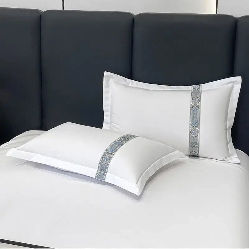 Set Biancheria da Letto "Minimal St. Tropez" - in Cotone Egiziano e Ricami minimalisti