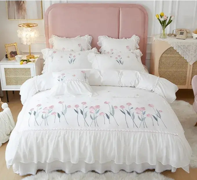 Set Biancheria da Letto "Principessa Tulipani" - per un tocco primaverile impreziosito da fini ricami e dettagli di pregio