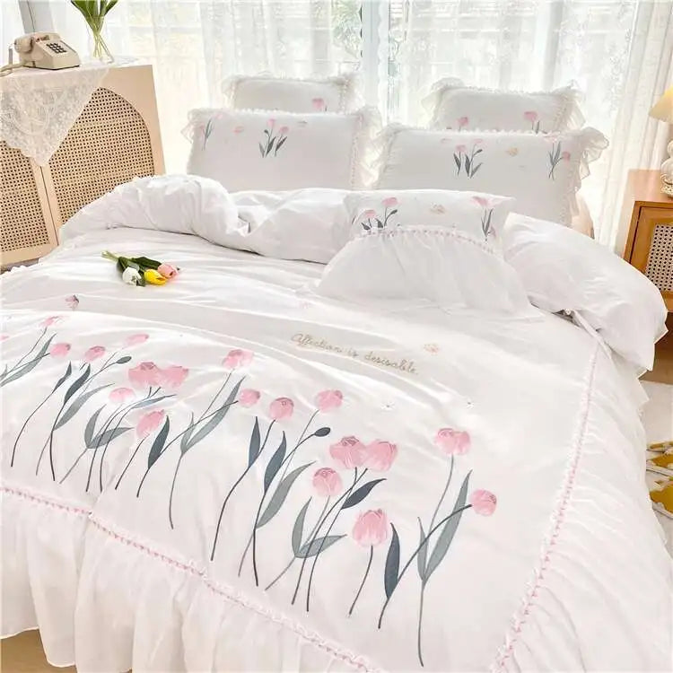Set Biancheria da Letto "Principessa Tulipani" - per un tocco primaverile impreziosito da fini ricami e dettagli di pregio