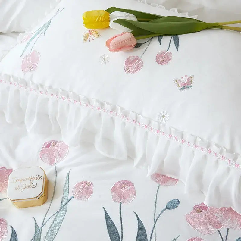 Set Biancheria da Letto "Principessa Tulipani" - per un tocco primaverile impreziosito da fini ricami e dettagli di pregio