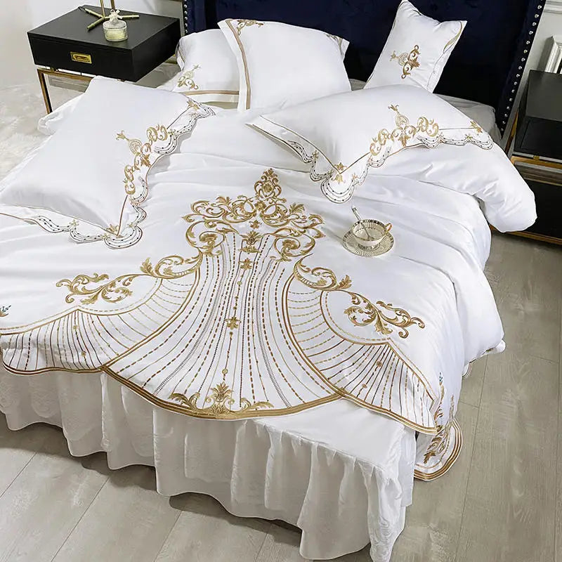 Set Biacheria da Letto "Yatch Monte Carlo" - in Raso Bianco di Lusso con raffinati ricami dorati.