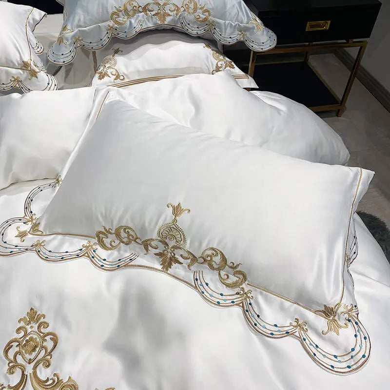 Set Biacheria da Letto "Yatch Monte Carlo" - in Raso Bianco di Lusso con raffinati ricami dorati.